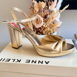 NWT! Anne Klein Metallic Gold Platform Heels